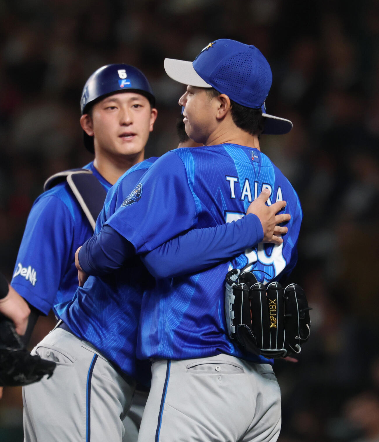 阪神対DeNA 6回裏のピンチをしのぎ平良拳太郎（右）とハグを交わす岩田将貴（撮影・増田悦実）
