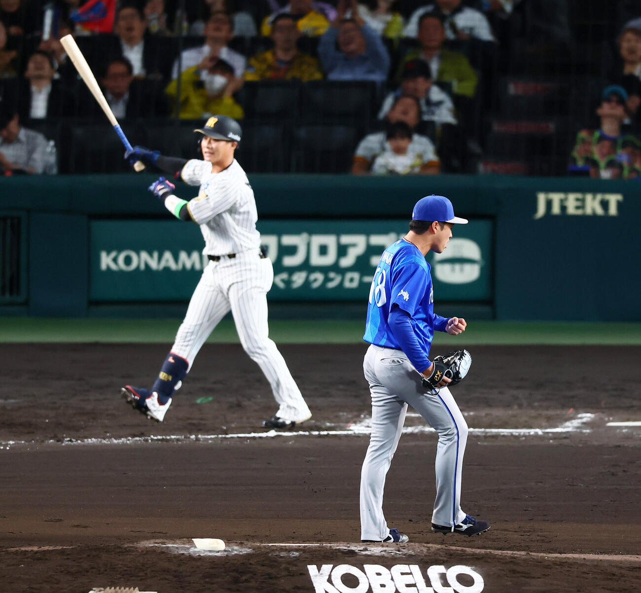 阪神対DeNA 6回裏阪神2死一、二塁、岩田将貴は代打木浪聖也を三振に仕留めガッツポーズを見せる（撮影・加藤哉）