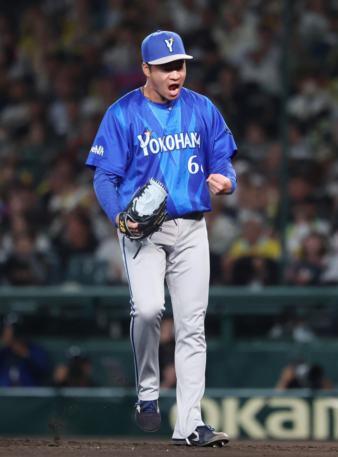 阪神対DeNA 6回裏阪神2死一、二塁、木浪聖也を三振に抑え声を上げる岩田将貴（撮影・増田悦実）