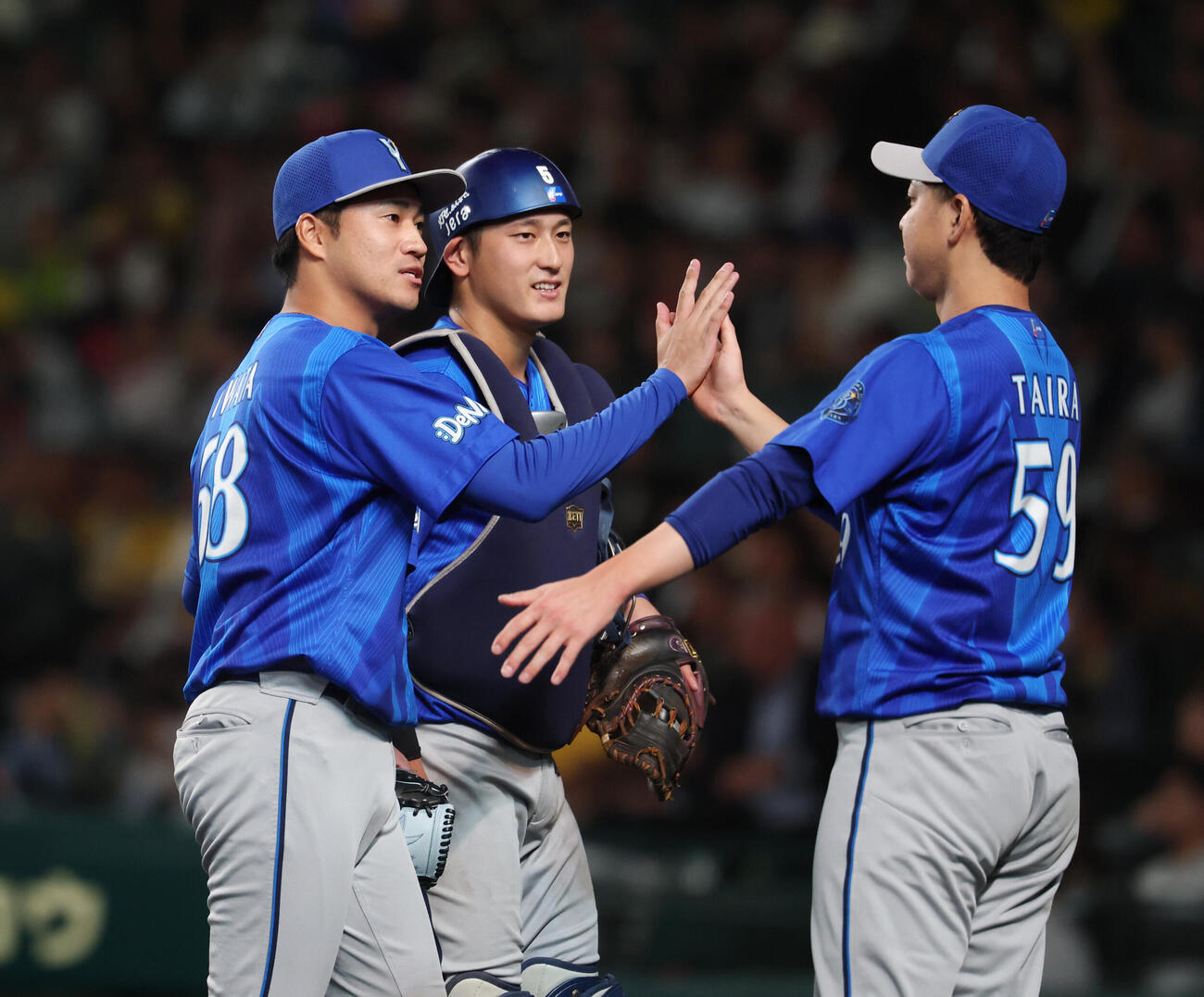 阪神対DeNA 6回裏のピンチをしのぎ平良拳太郎（右）とタッチを交わす岩田将貴（撮影・増田悦実）