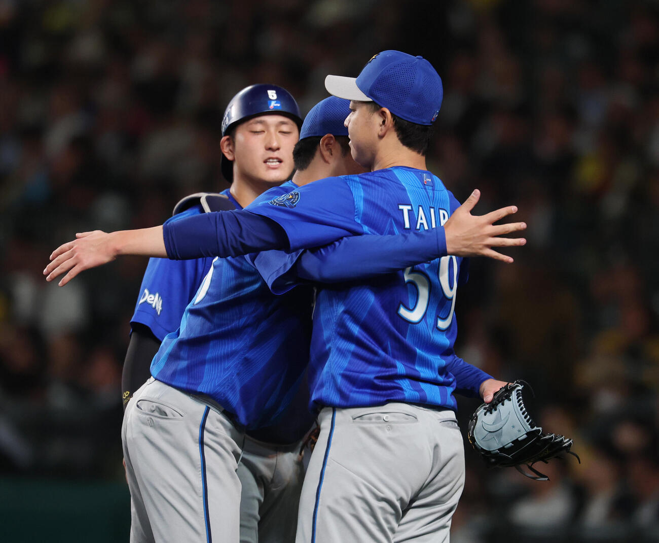 阪神対DeNA 6回裏のピンチをしのぎ平良拳太郎（右）とハグを交わす岩田将貴（撮影・増田悦実）