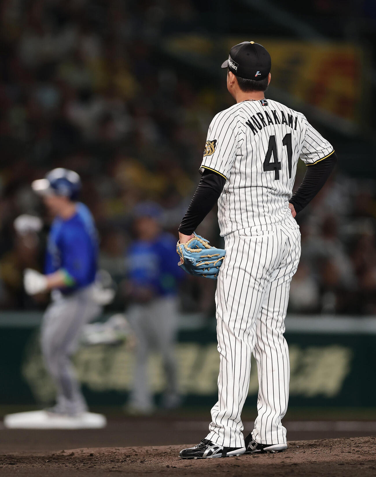 阪神対DeNA 6回表DeNA2死、佐野恵太（左）に本塁打を浴びた村上頌樹（撮影・前田充）
