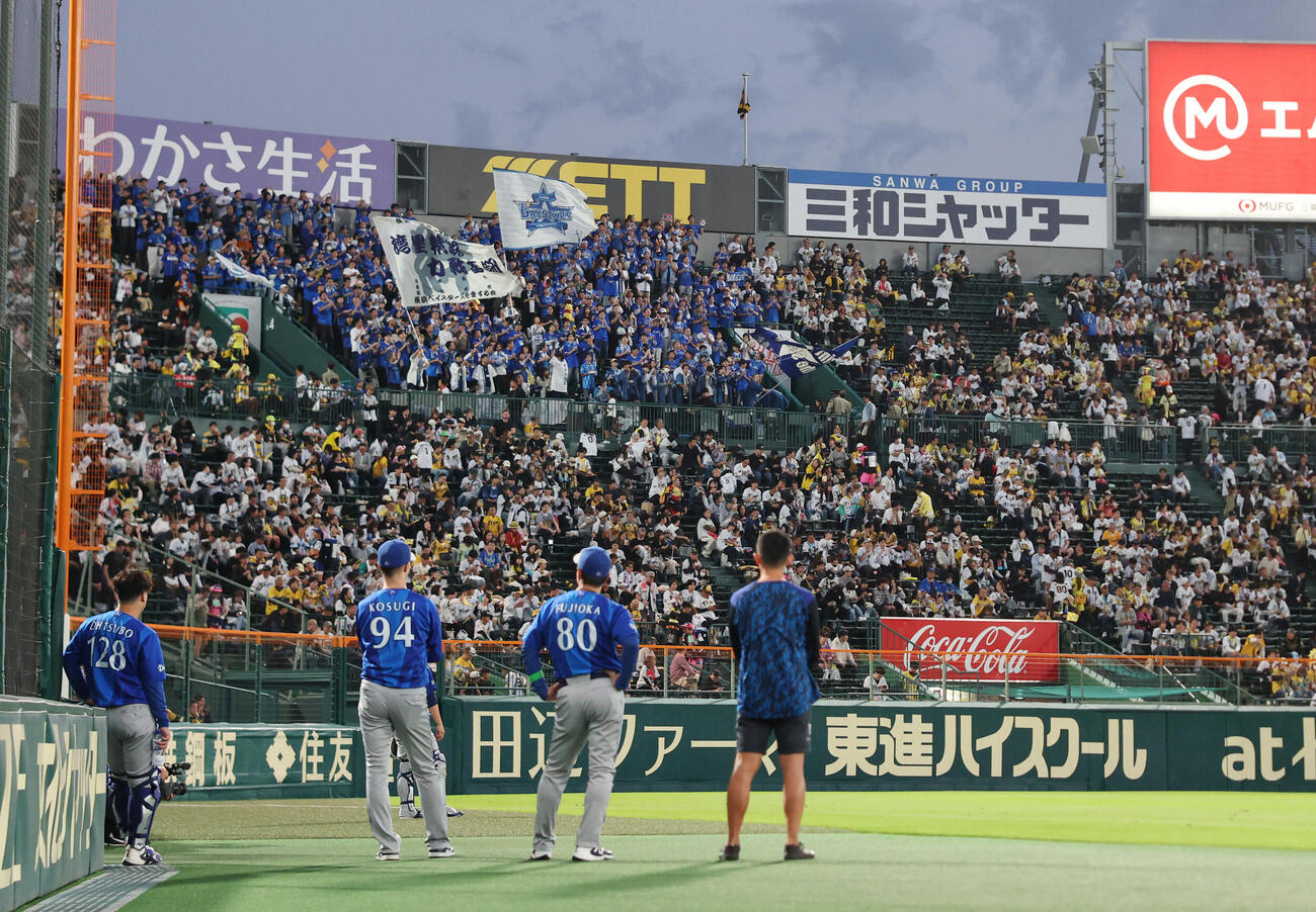 阪神対DeNA　試合前、応援歌を歌うDeNAの応援団（撮影・増田悦実）