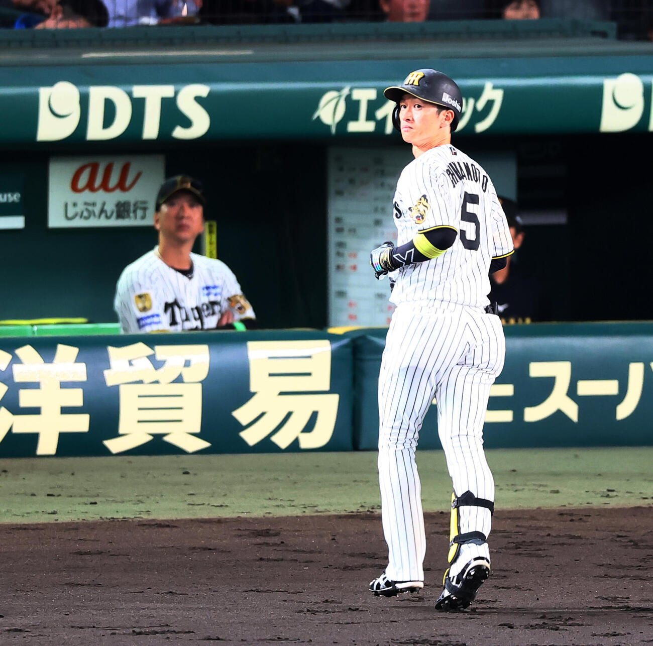 阪神対DeNA 3回裏阪神1死、近本光司は左飛を打ち上げてベンチへ引き揚げる。左は藤川球児監督（撮影・加藤哉）