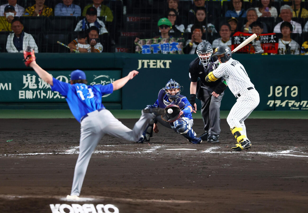 阪神対DeNA 7回裏阪神2死一、三塁、森下翔太は三振に倒れる。投手伊勢大夢（撮影・加藤哉）