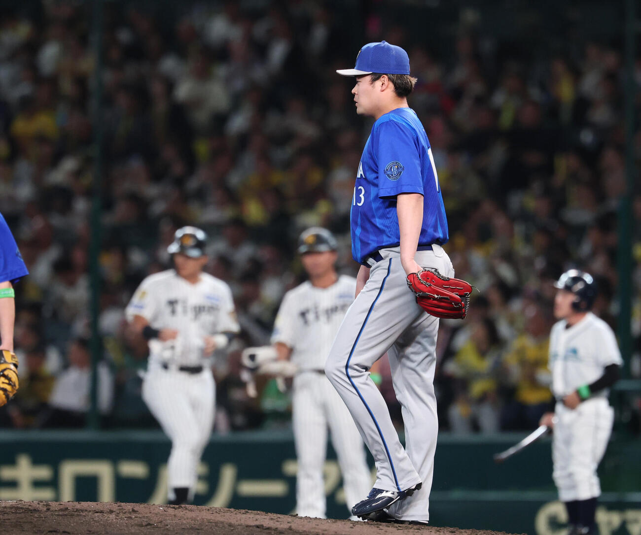 阪神対DeNA 7回裏阪神無死一塁、前川右京に安打を浴びる伊勢大夢（撮影・増田悦実）