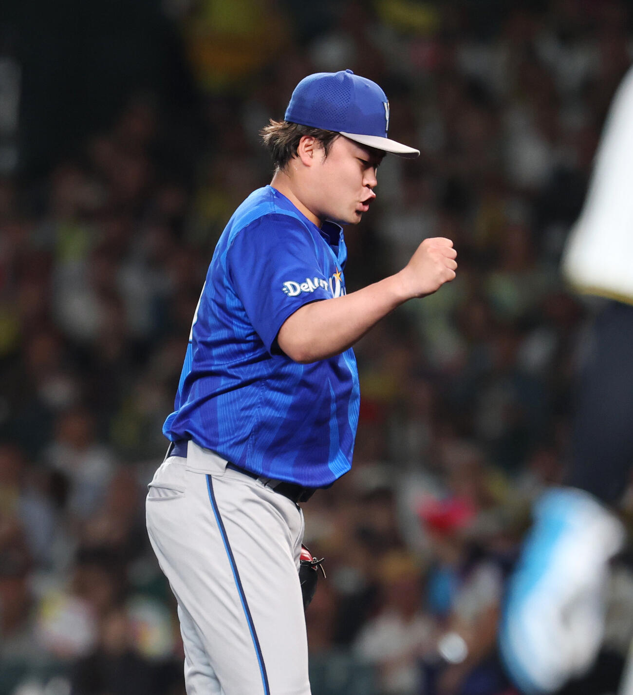 阪神対DeNA 7回裏阪神2死一、二塁、森下翔太を空振り三振に抑えガッツポーズをする伊勢大夢（撮影・増田悦実）