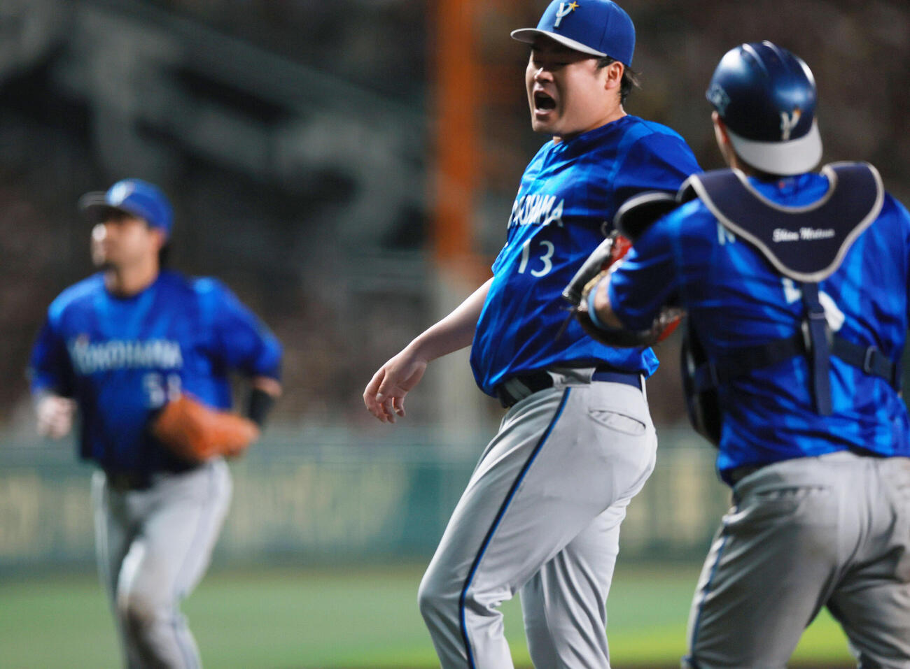 阪神対DeNA 7回裏阪神2死一、三塁、伊勢大夢は森下翔太（中央）を見逃し三振に仕留める（撮影・上山淳一）