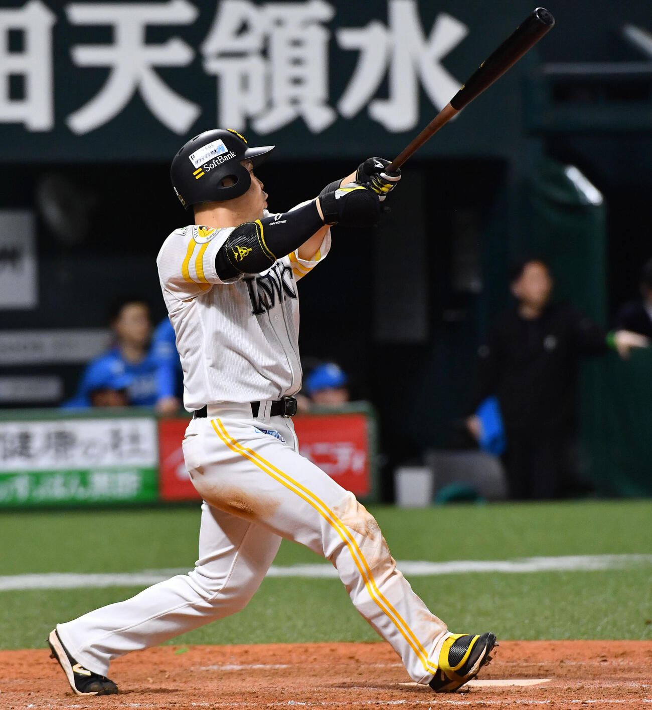 ソフトバンク対日本ハム　4回裏ソフトバンク2死一、二塁、近藤健介は左越え適時二塁打を放つ（撮影・岩下翔太）