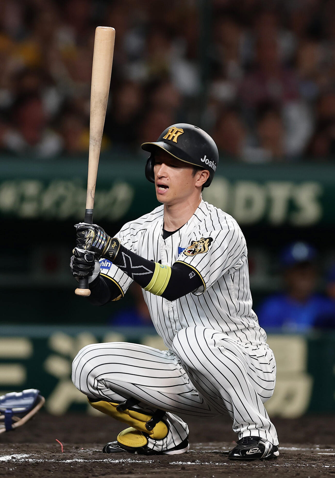 阪神対DeNA 7回裏阪神無死一、二塁、空振り三振に倒れた近本光司（撮影・前田充）