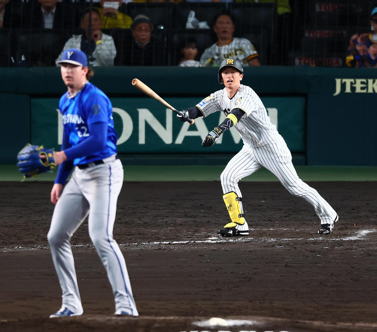 阪神対DeNA 9回裏阪神1死二、三塁、近本光司は遊飛を打ち上げる。投手ショーン・レイノルズ（撮影・加藤哉）