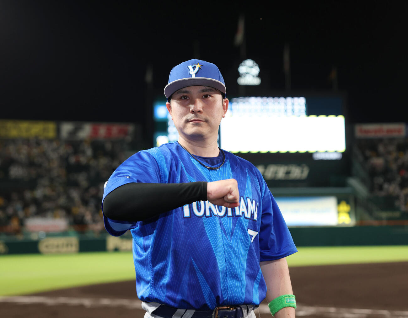 阪神対DeNA　勝利しデスターシャポーズをするDeNA佐野恵太（撮影・増田悦実）