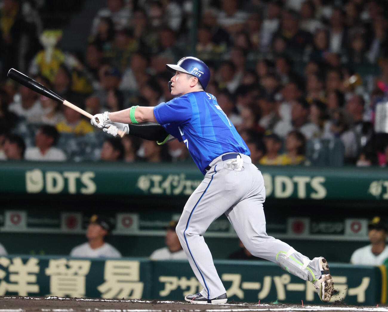 阪神対DeNA 6回表DeNA2死、本塁打放つ佐野恵太（撮影・増田悦実）