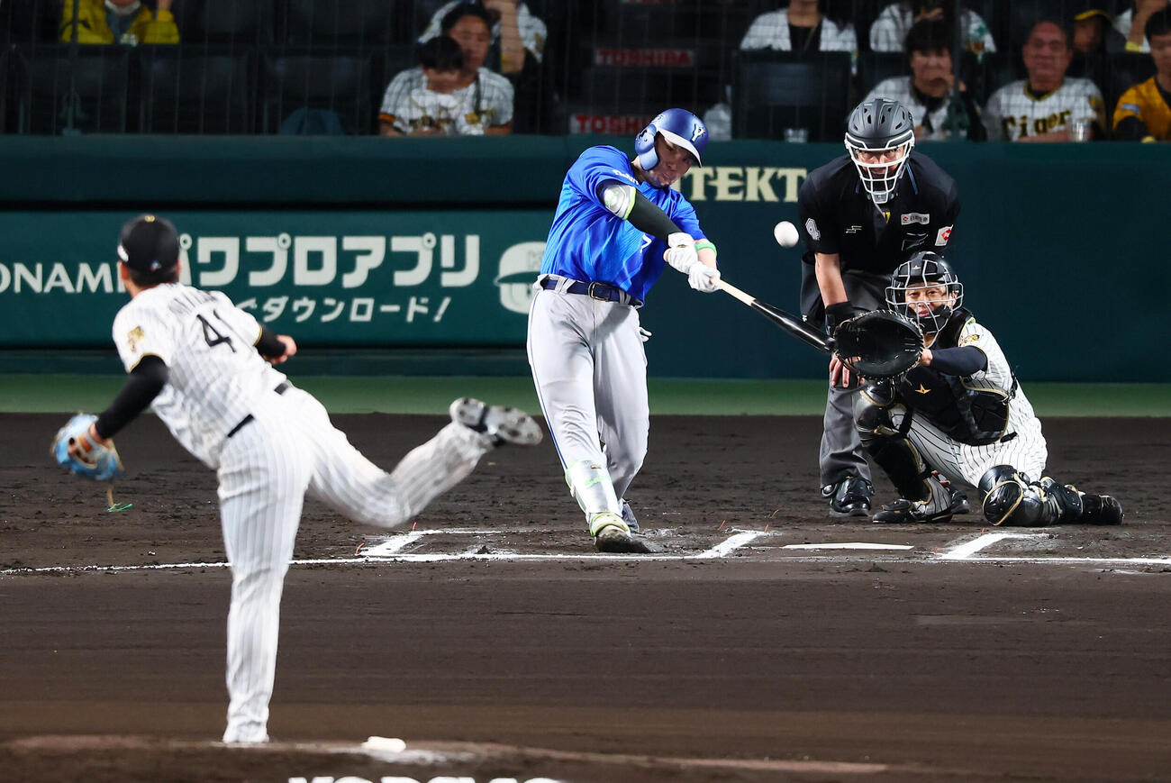 阪神対DeNA 6回表DeNA2死、佐野恵太はソロ本塁打を放つ。投手村上頌樹（撮影・加藤哉）