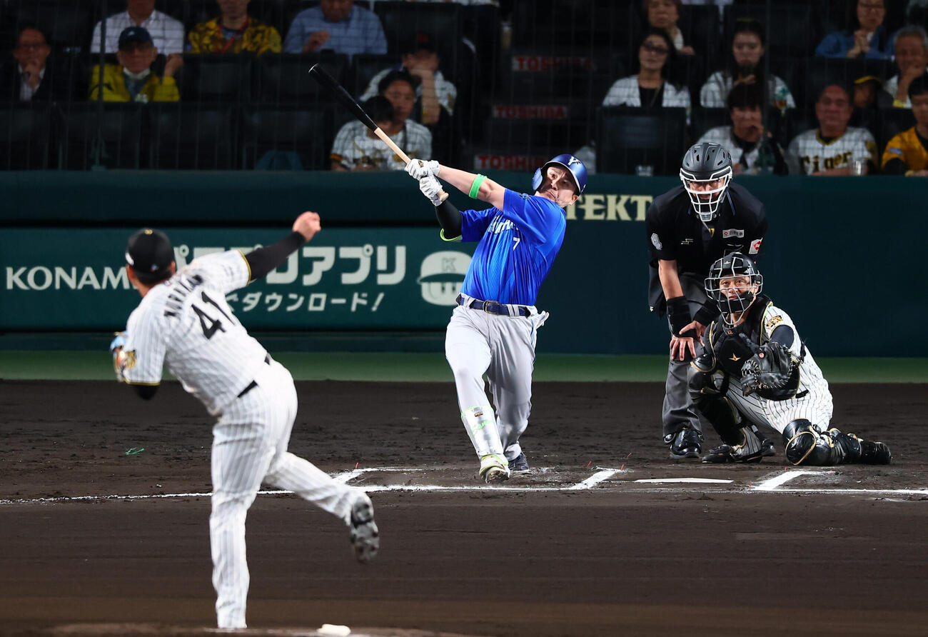 阪神対DeNA 6回表DeNA2死、佐野恵太はソロ本塁打を放つ。投手村上頌樹（撮影・加藤哉）