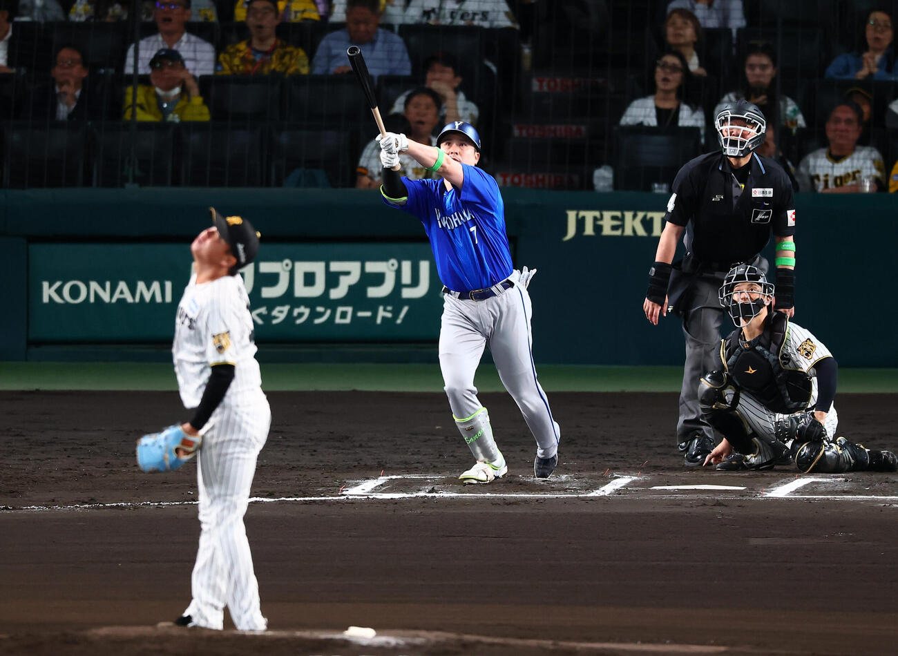 阪神対DeNA 6回表DeNA2死、佐野恵太はソロ本塁打を放つ。投手村上頌樹（撮影・加藤哉）