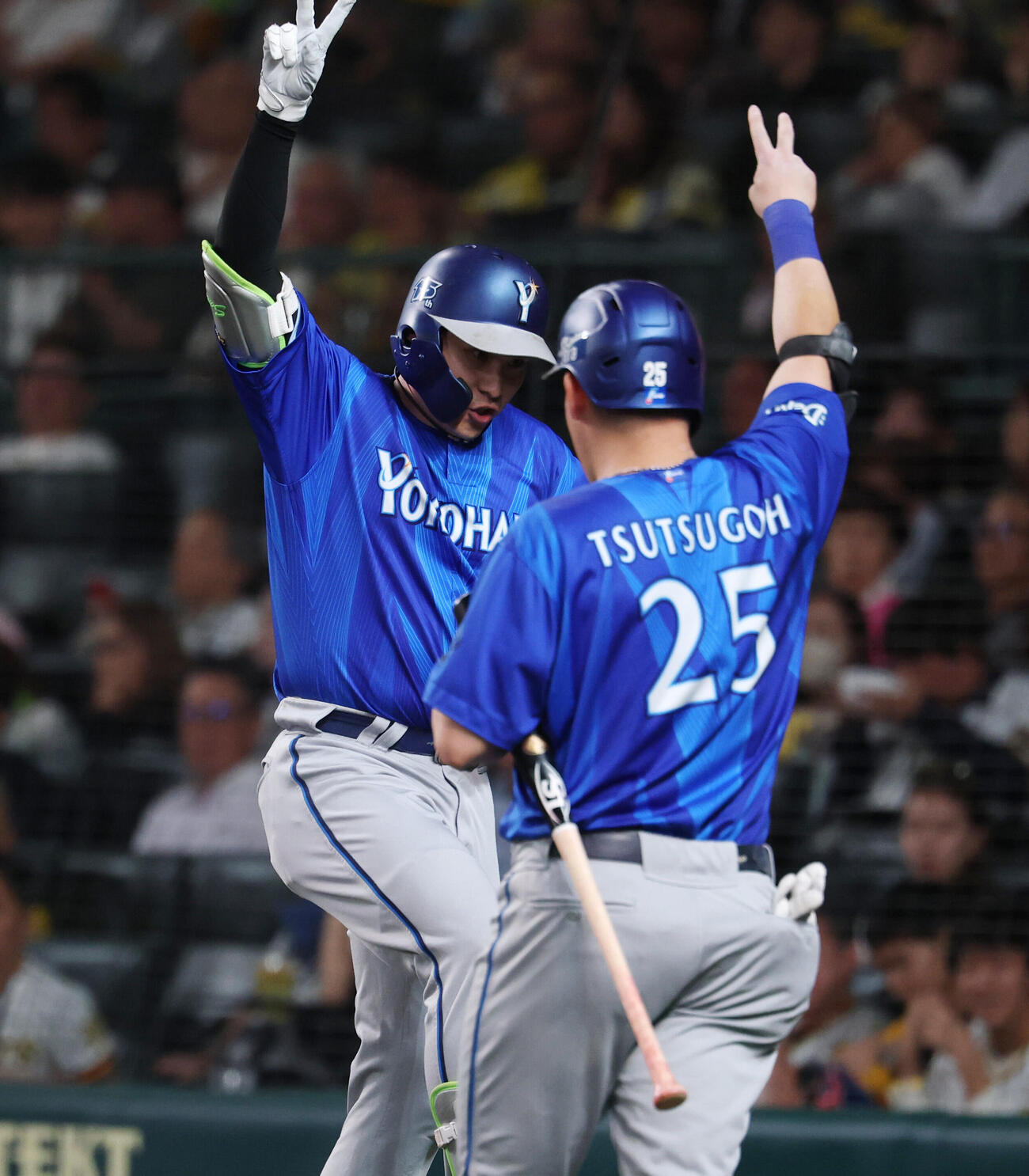 阪神対DeNA 6回表DeNA2死、本塁打放ち筒香嘉智（右）とポーズをとる佐野恵太（撮影・増田悦実）