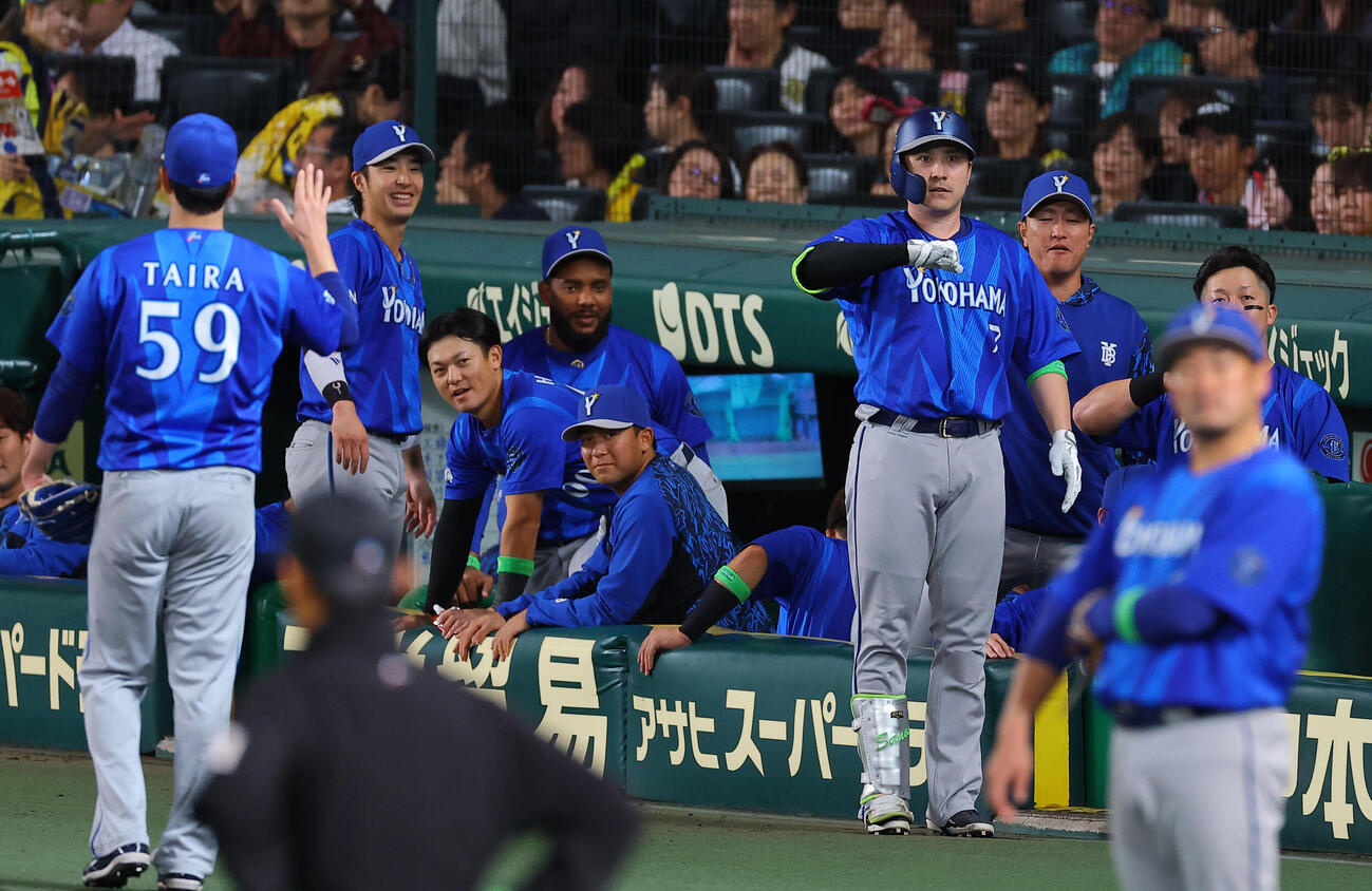 阪神対DeNA 6回表DeNA2死、本塁打を放った佐野恵太はポーズを決める（撮影・上田博志）