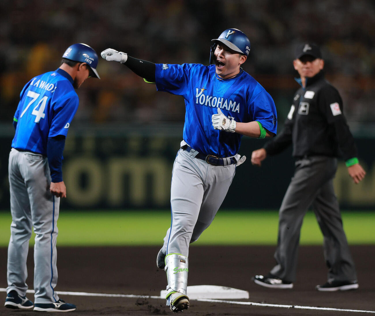 阪神対DeNA 6回表DeNA2死、佐野恵太はソロ本塁打を放ちベンチに向かってポーズする（撮影・上山淳一）