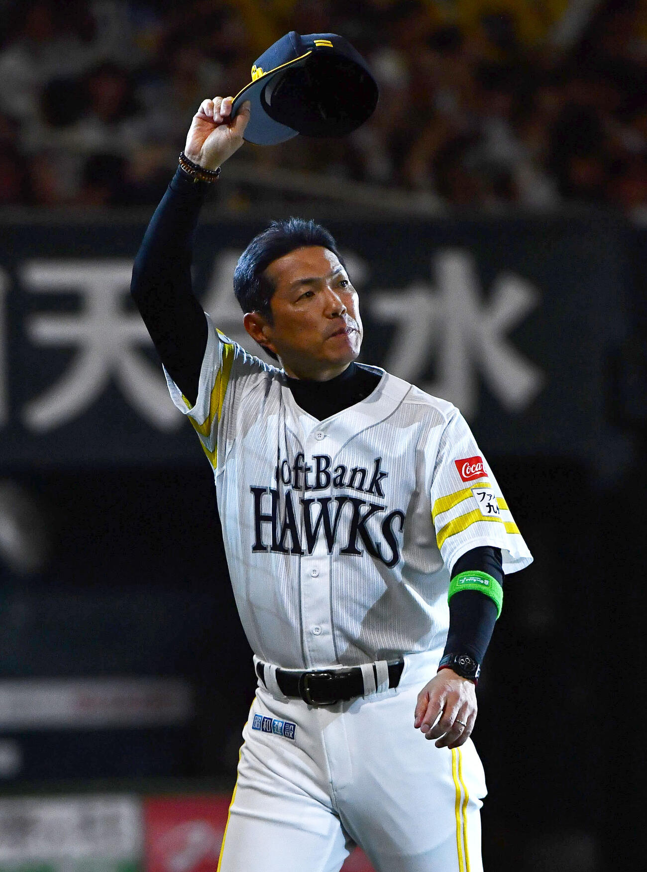 ソフトバンク対日本ハム　パ・クライマックスシリーズファイナル第1戦を制し、ファンの声援に応えるソフトバンク小久保裕紀監督（撮影・岩下翔太）