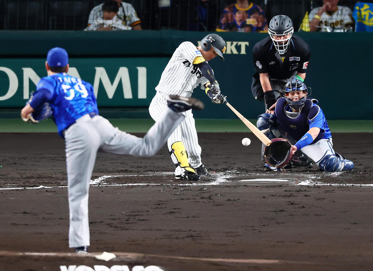 阪神対DeNA 1回裏阪神無死、近本光司は二ゴロに倒れる。投手平良拳太郎（撮影・加藤哉）