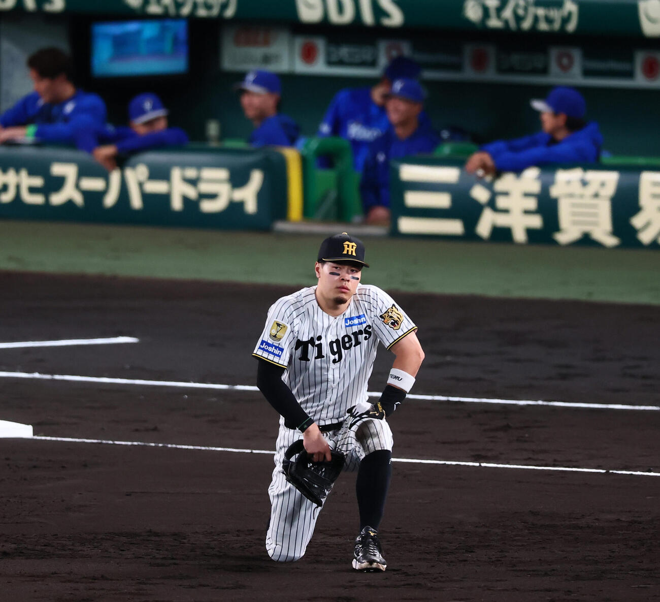 阪神対DeNA 4回表DeNA無死、佐藤輝明は宮崎敏郎の打球を捕球出来ず左前打となりグラウンドにひざをつく（撮影・加藤哉）