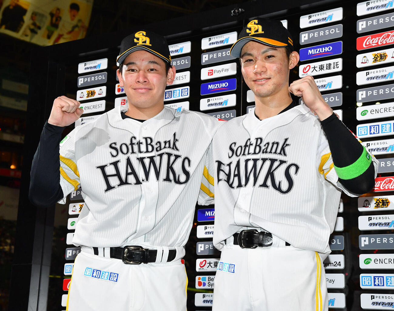 ソフトバンク対日本ハム　パ・クライマックスシリーズファイナル第1戦を制し、ガッツポーズするソフトバンク鈴木豪太（左）と庄子雄大（撮影・岩下翔太）