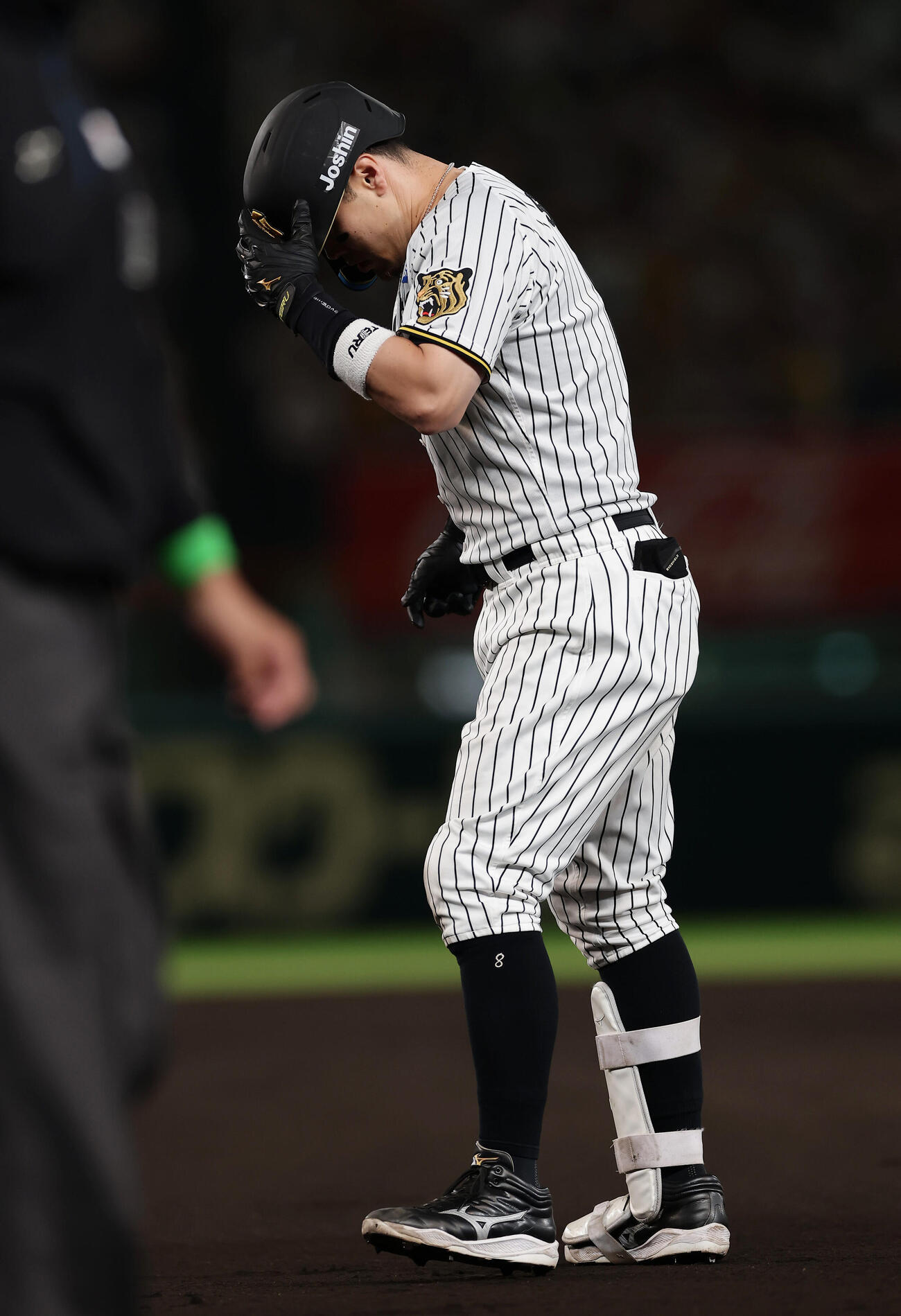 阪神対DeNA 8回裏阪神無死、中飛に倒れた佐藤輝明（撮影・前田充）
