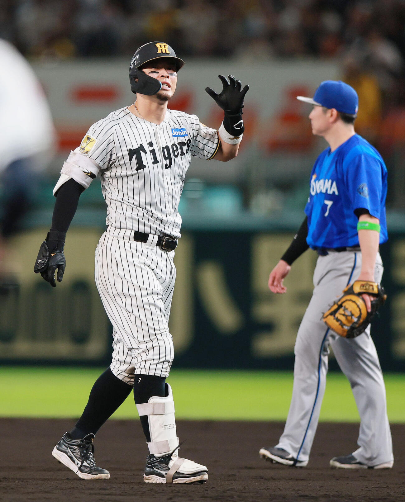 阪神対DeNA 8回裏阪神無死、佐藤輝明（左）は中飛に倒れベンチに引き揚げる（撮影・上山淳一）