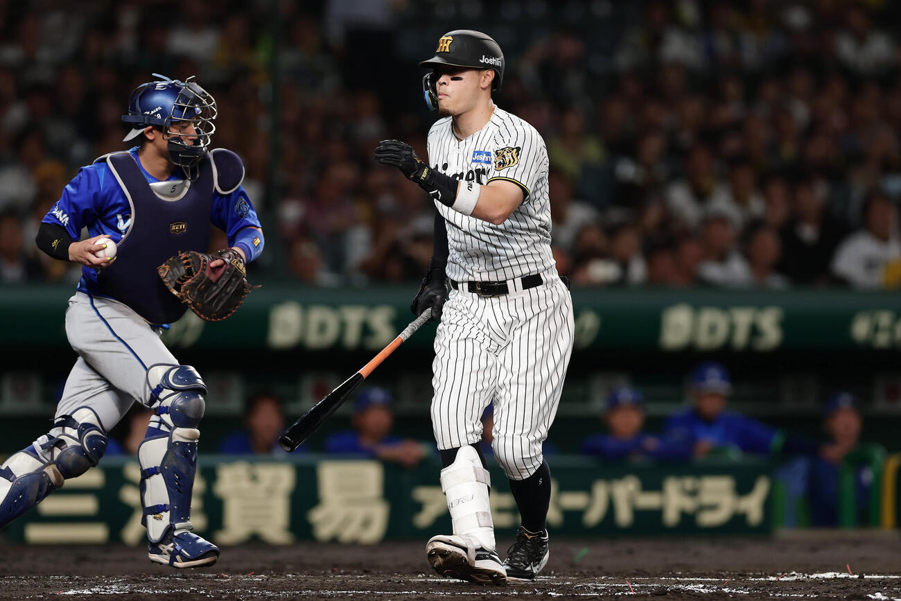 阪神対DeNA 2回裏阪神無死、空振り三振に倒れる佐藤輝明（撮影・前田充）