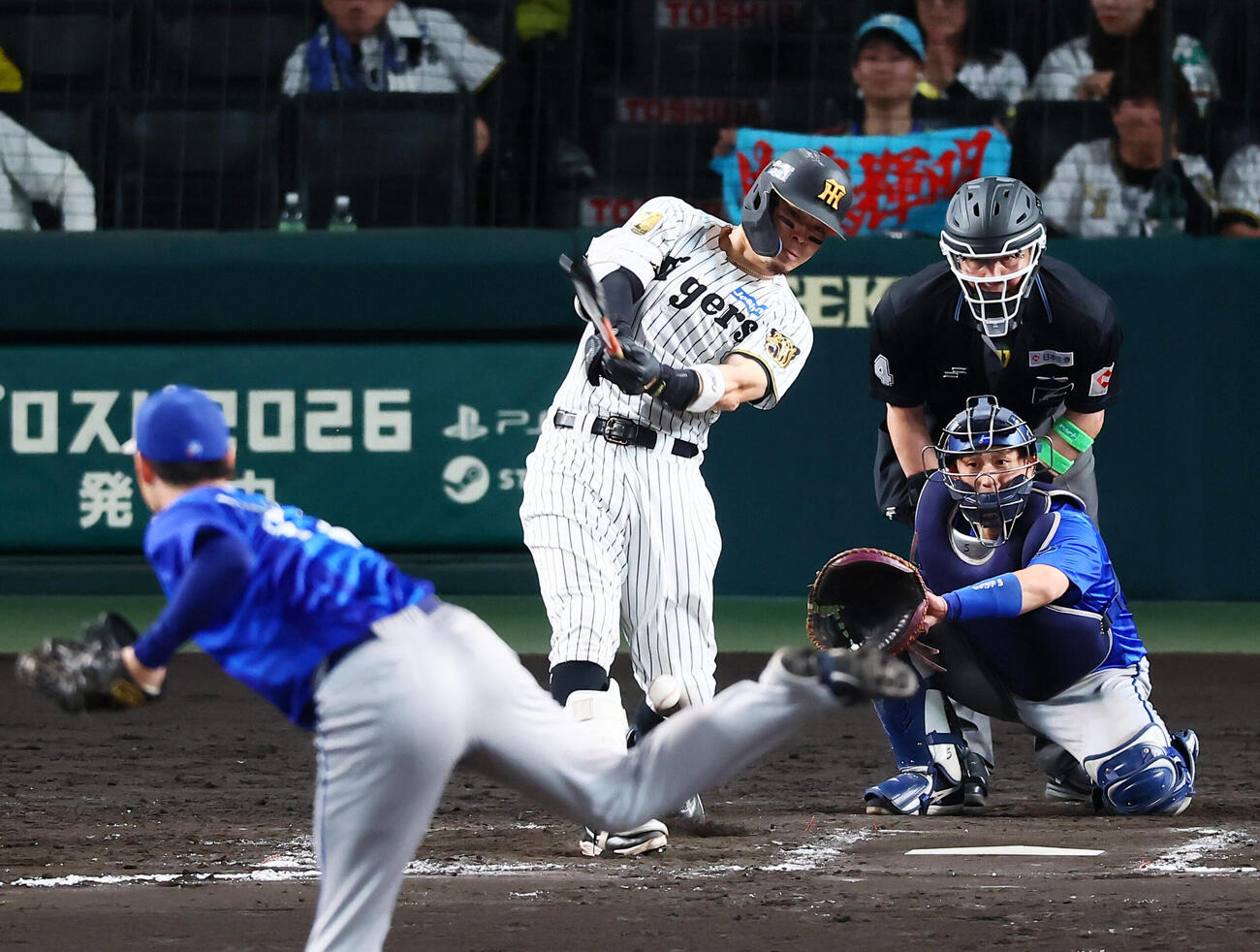 阪神対DeNA 8回裏阪神無死、佐藤輝明は自打球を足に当てる。投手浜地真澄（撮影・加藤哉）
