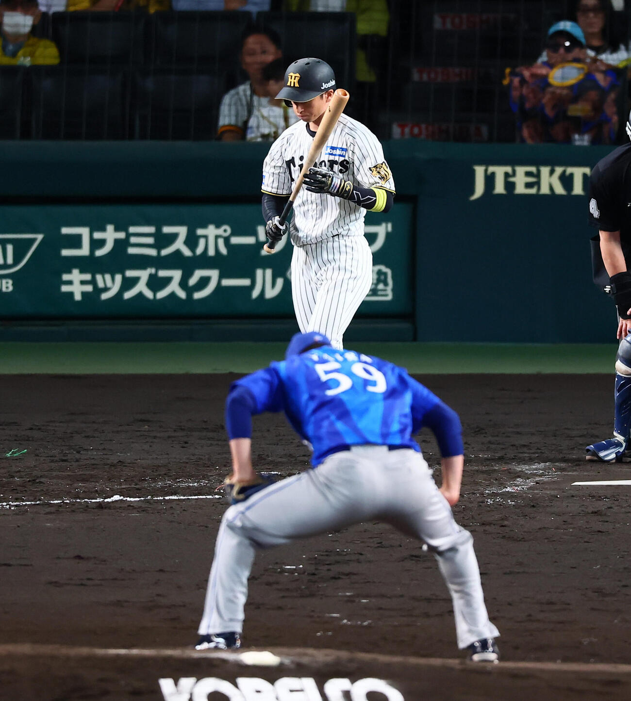 阪神対DeNA 5回裏阪神2死一塁、四球を選ぶ近本光司。投手平良拳太郎（撮影・加藤哉）