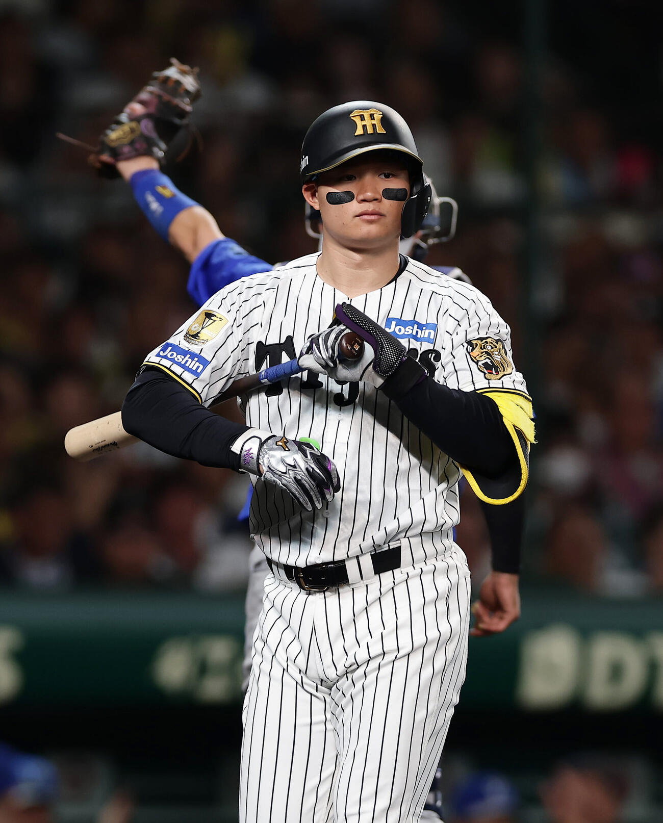阪神対DeNA 7回裏阪神2死一、三塁、見逃し三振に倒れた森下翔太（撮影・前田充）