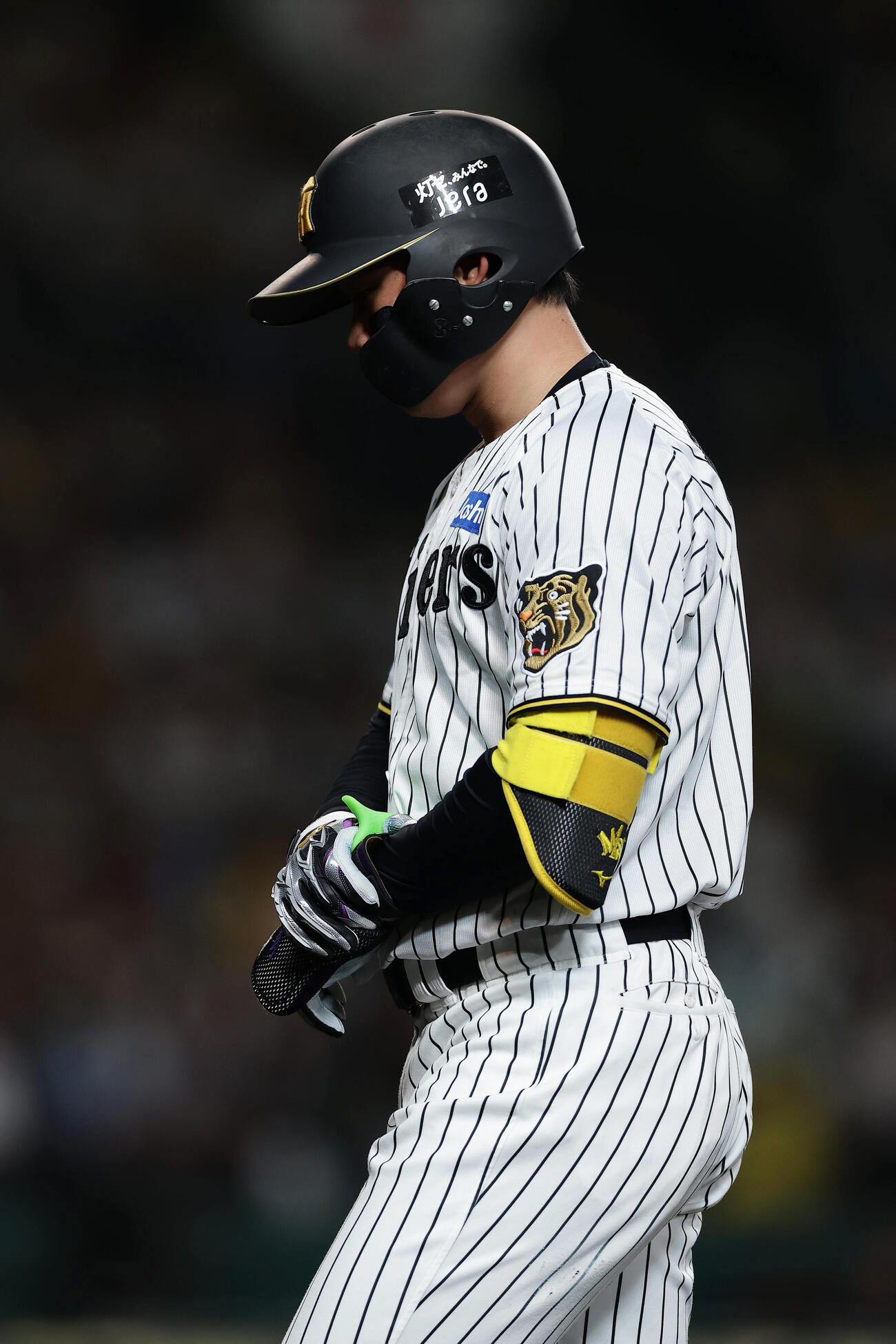 阪神対DeNA 6回裏阪神無死、遊飛に倒れた森下翔太（撮影・前田充）