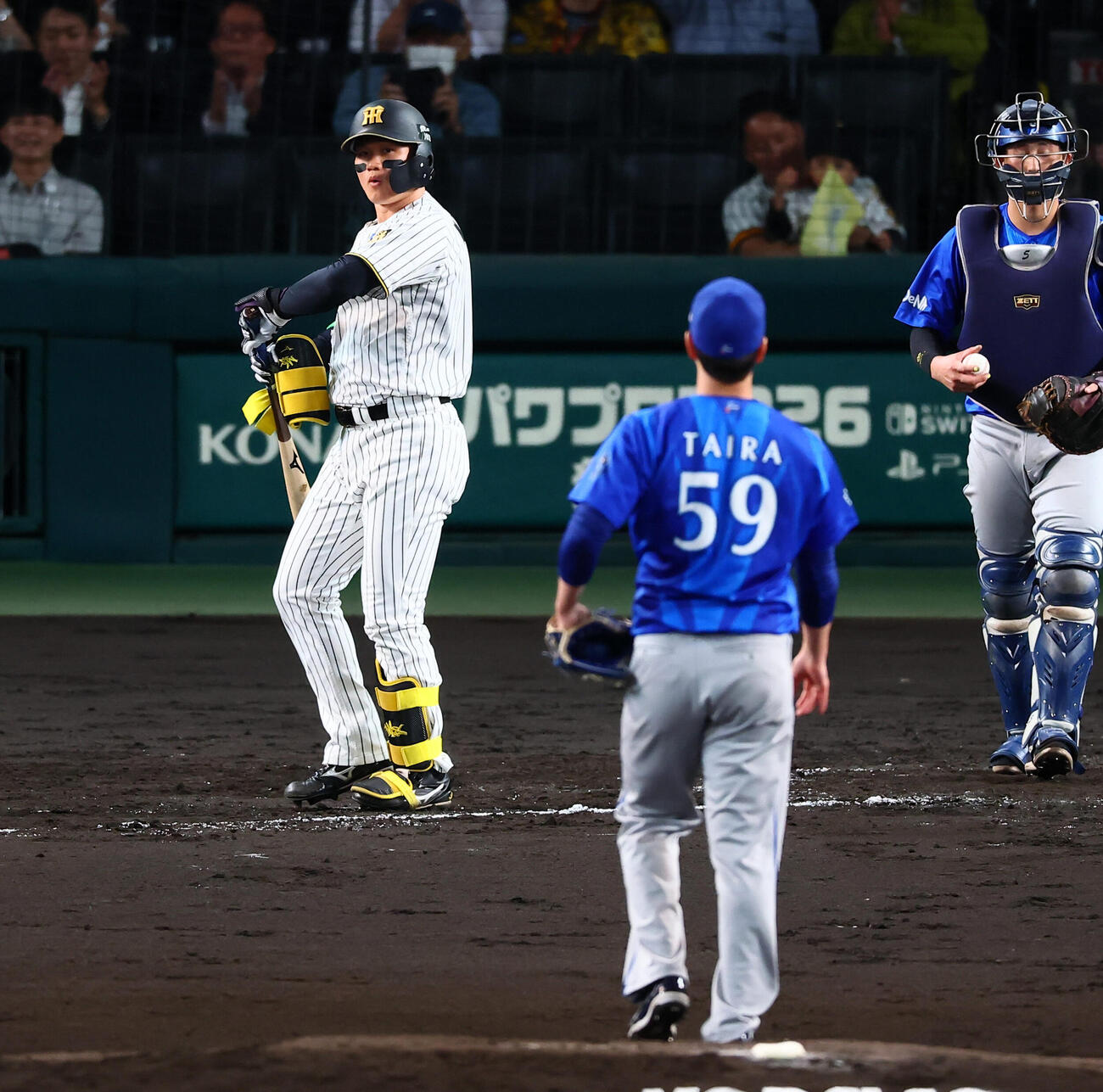 阪神対DeNA 4回裏阪神無死、森下翔太は四球を選ぶ。投手平良拳太郎（撮影・加藤哉）