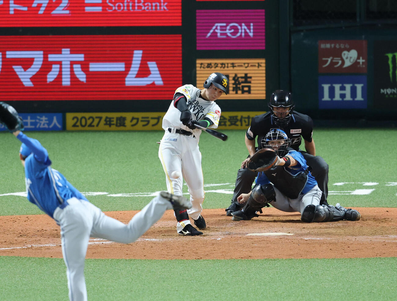 ソフトバンク対日本ハム　4回裏ソフトバンク1死満塁、庄子雄大は右前に同点適時打を放つ（撮影・梅根麻紀）