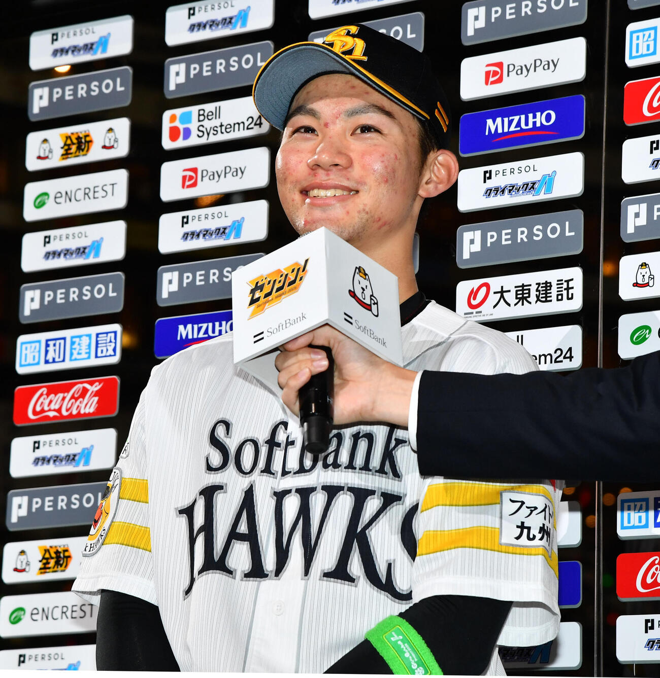 ソフトバンク対日本ハム　ヒーローインタビューで笑顔を見せるソフトバンク庄子雄大（撮影・岩下翔太）