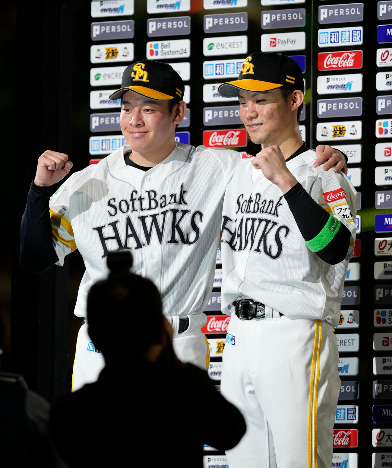 ソフトバンク対日本ハム　ヒーローになった鈴木豪太と庄子雄大はお立ち台でガッツポーズ