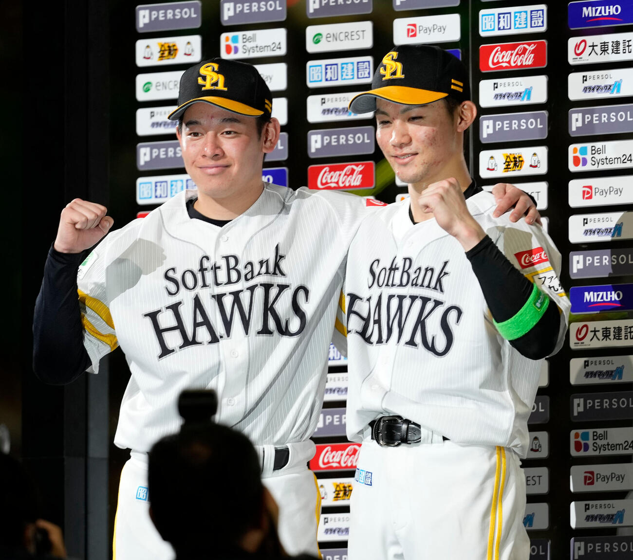 ソフトバンク対日本ハム　ヒーローになった鈴木豪太と庄子雄大はお立ち台でガッツポーズ
