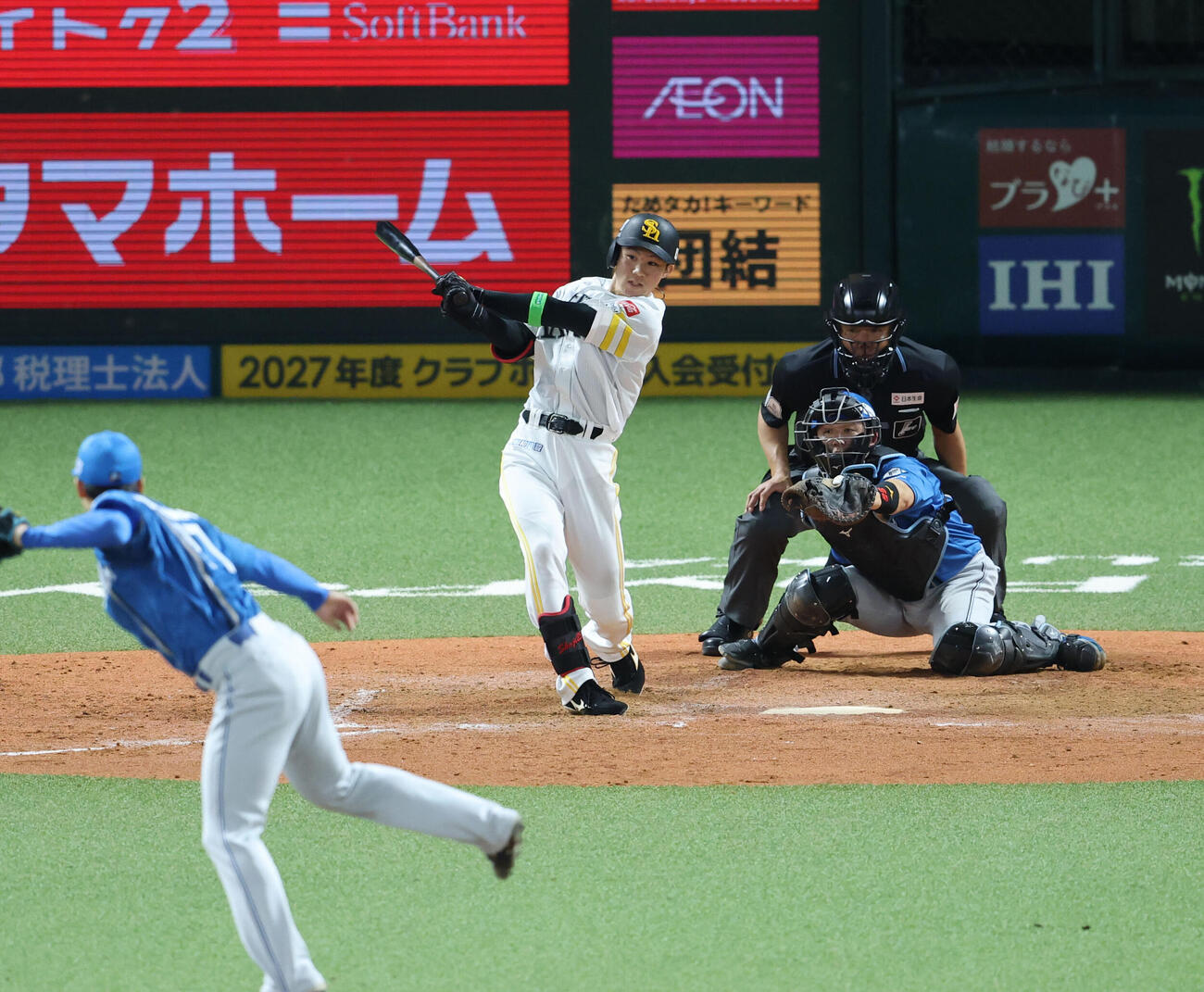 ソフトバンク対日本ハム　4回裏ソフトバンク1死満塁、庄子雄大は右前に同点適時打を放つ（撮影・梅根麻紀）