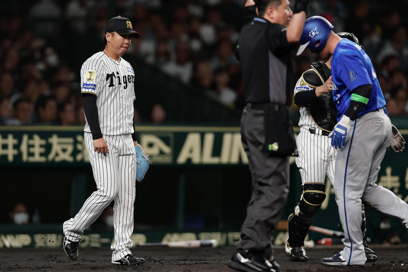 阪神対DeNA 1回表DeNA1死一、二塁、宮崎敏郎に先制適時打を許した村上頌樹（左）（撮影・前田充）