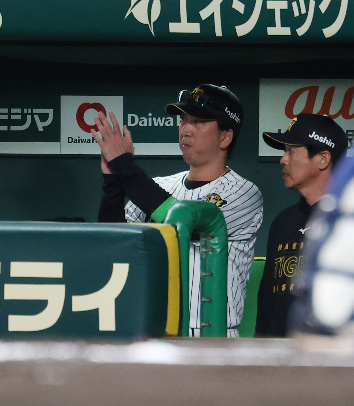 阪神対DeNA 7回裏阪神無死一塁、安打を放った前川右京に拍手をする藤川球児監督（撮影・増田悦実）
