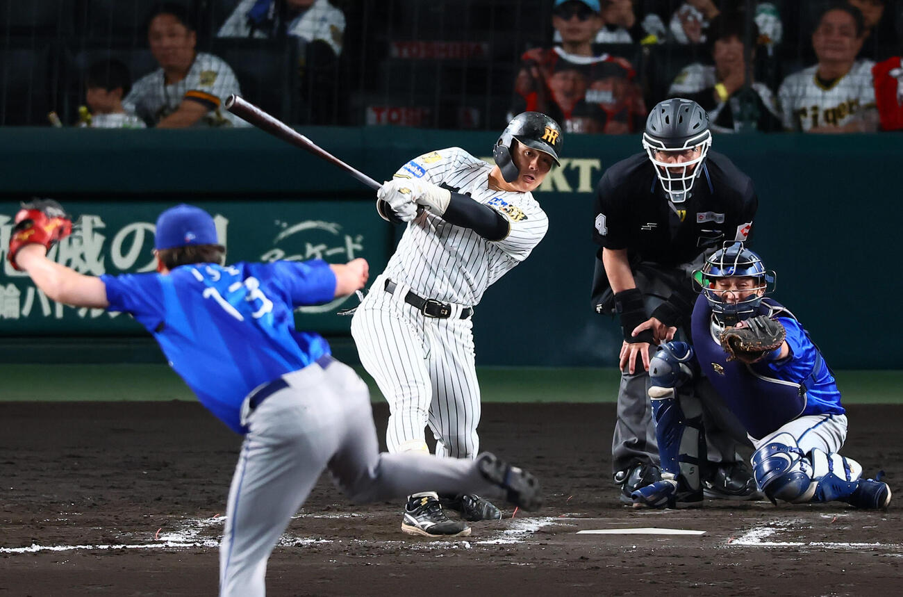 阪神対DeNA 7回裏阪神無死一塁、代打前川右京は左前打を放つ。投手伊勢大夢（撮影・加藤哉）