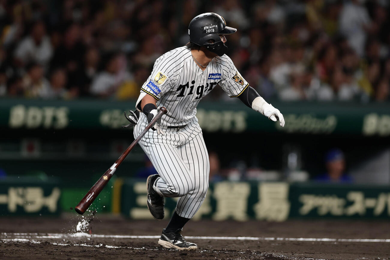 阪神対DeNA 7回裏阪神無死一塁、左前打を放つ代打前川右京（撮影・前田充）