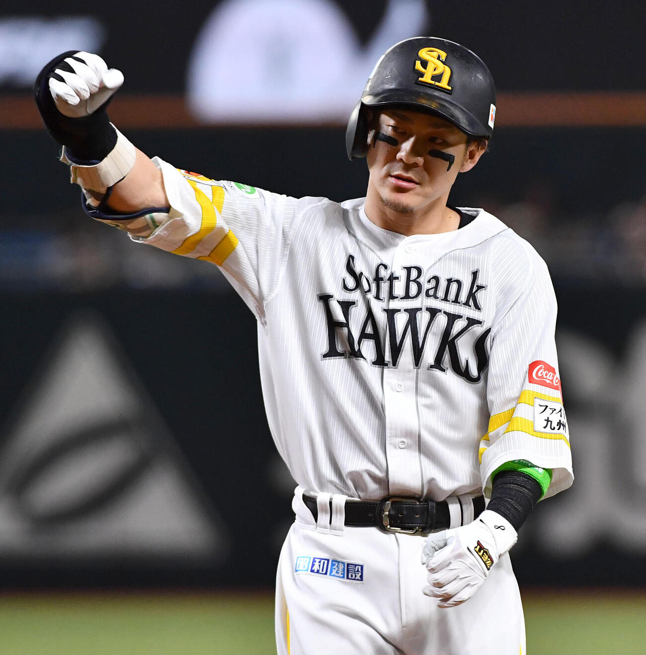 ソフトバンク対日本ハム　1回裏ソフトバンク2死一、二塁、先制の中前適時打を放ち、ガッツポーズする牧原大成（撮影・岩下翔太）