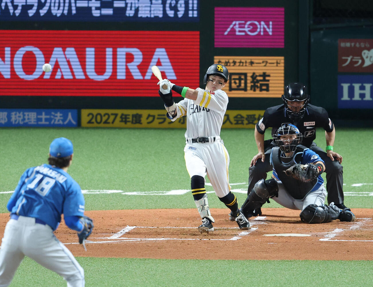 ソフトバンク対日本ハム始球式　1回裏ソフトバンク2死一、二塁、牧原大成は中前に先制適時打を放つ（撮影・梅根麻紀）