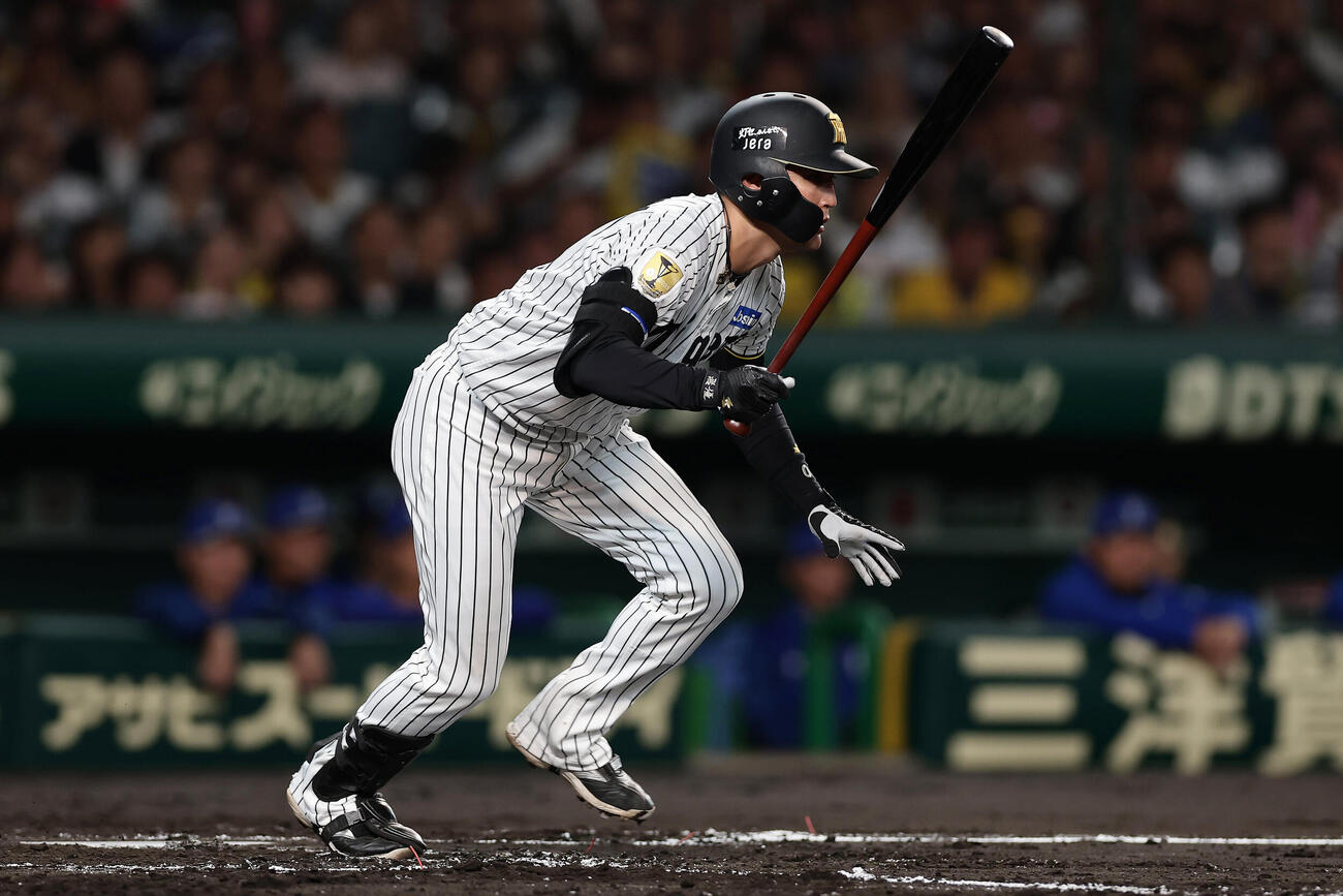 阪神対DeNA 2回裏阪神2死一塁、右前打を放つ元山飛優（撮影・前田充）