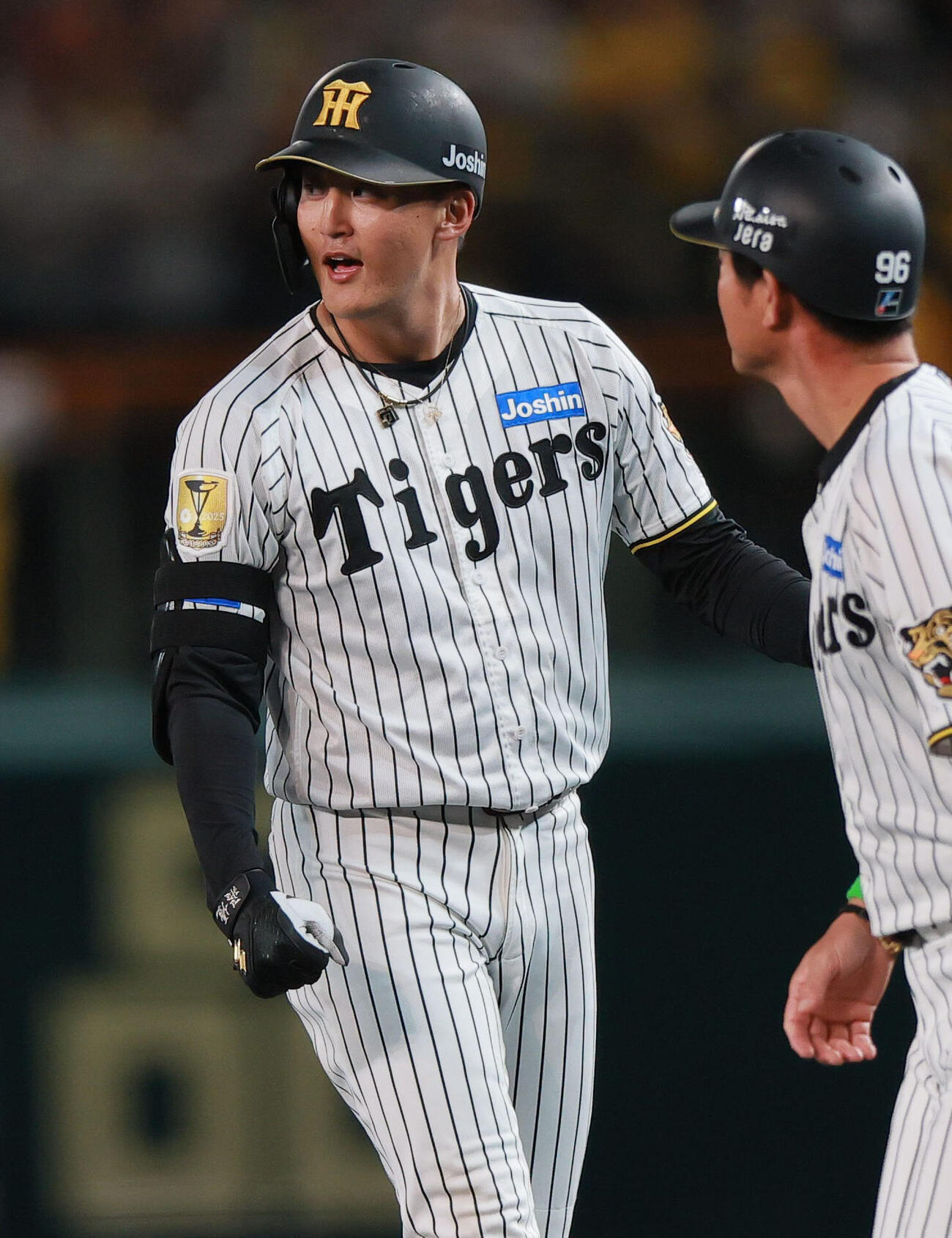 阪神対DeNA 2回裏阪神2死一塁、元山飛優は安打を放ち喜ぶ（撮影・上山淳一）