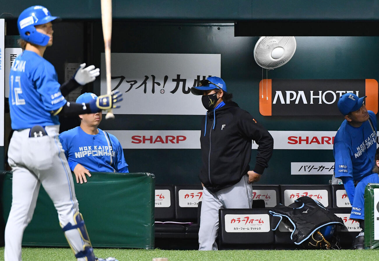 ソフトバンク対日本ハム　ソフトバンクに敗れ、ベンチから引き揚げる新庄剛志監督（撮影・岩下翔太）