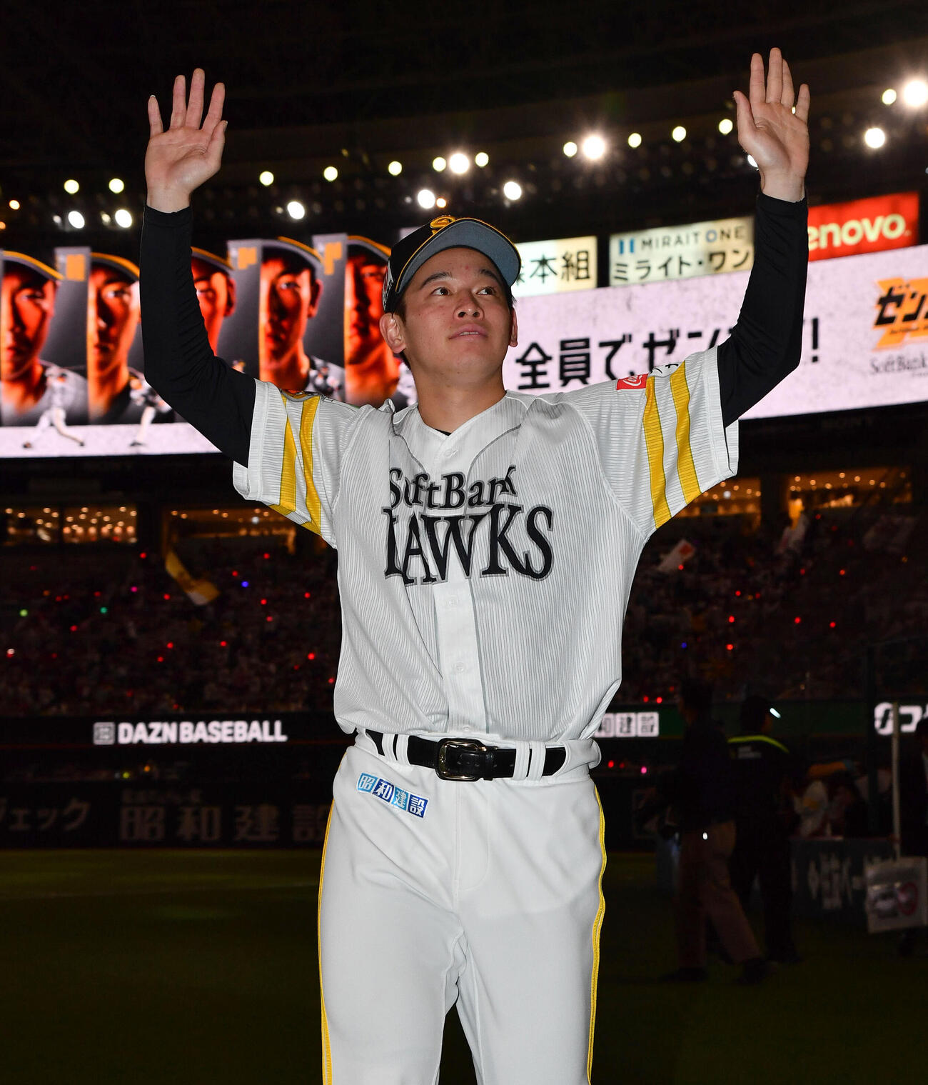 ソフトバンク対日本ハム　日本ハムに勝利し、ファンに手を振りながら場内1周するソフトバンク鈴木豪太（撮影・岩下翔太）